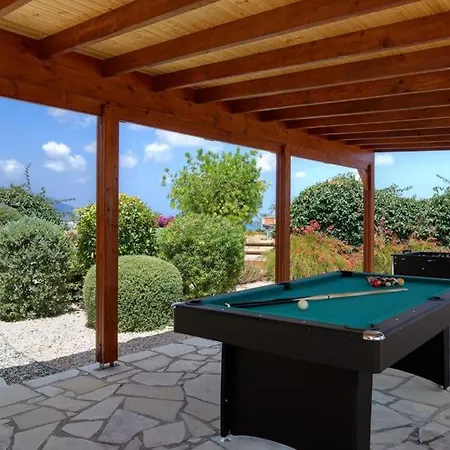 In Sleeps 4 With Pool Air Con And Wifi 라치