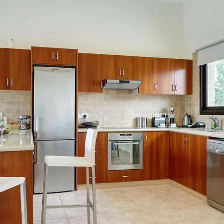 In Sleeps 4 With Pool Air Con And Wifi 라치
