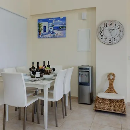 In Sleeps 4 With Pool Air Con And Wifi