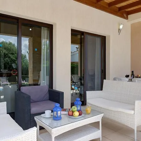 In Sleeps 4 With Pool Air Con And Wifi Vilă