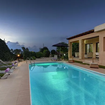 Vilă In Sleeps 4 With Pool Air Con And Wifi