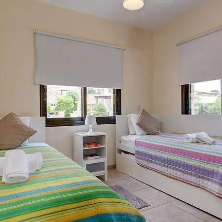 Vilă In Sleeps 4 With Pool Air Con And Wifi Lachi